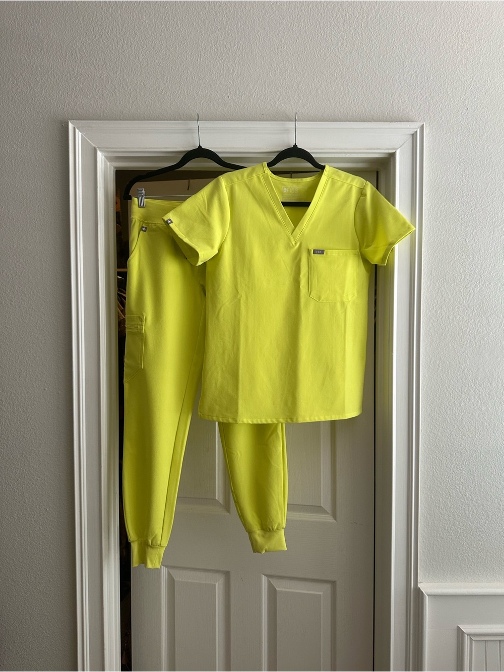 Figs Women's Lime Jogger scrub pants and top set